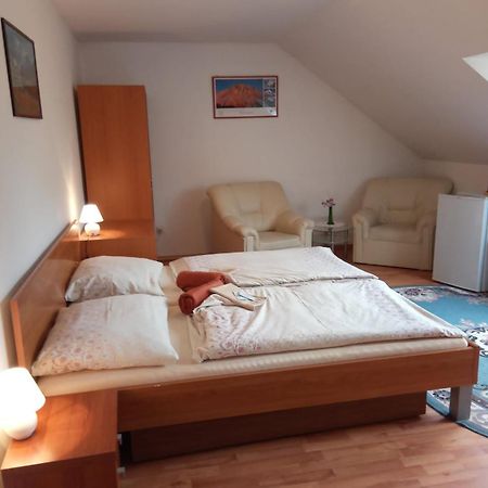 Vila Strazan Hotel Poprad Buitenkant foto