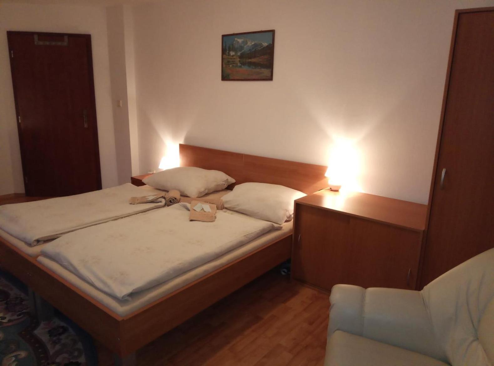 Vila Strazan Hotel Poprad Buitenkant foto